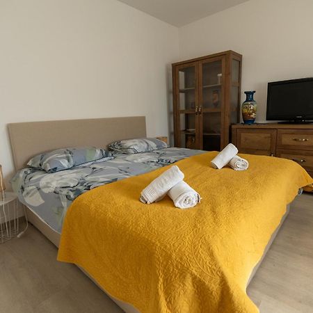 Two-Bedroom Apartment Rea In Ровінь Екстер'єр фото