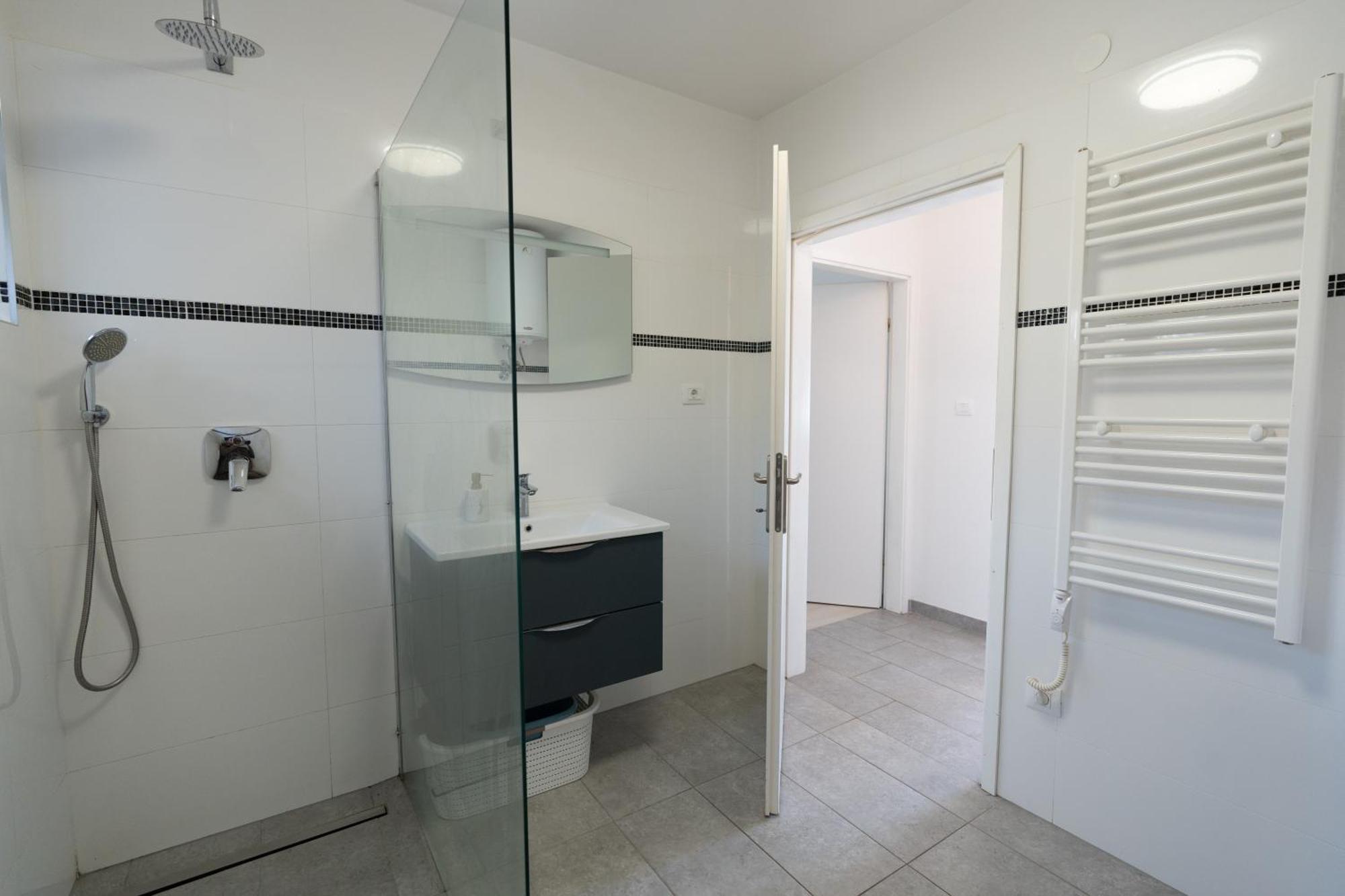 Two-Bedroom Apartment Rea In Ровінь Екстер'єр фото