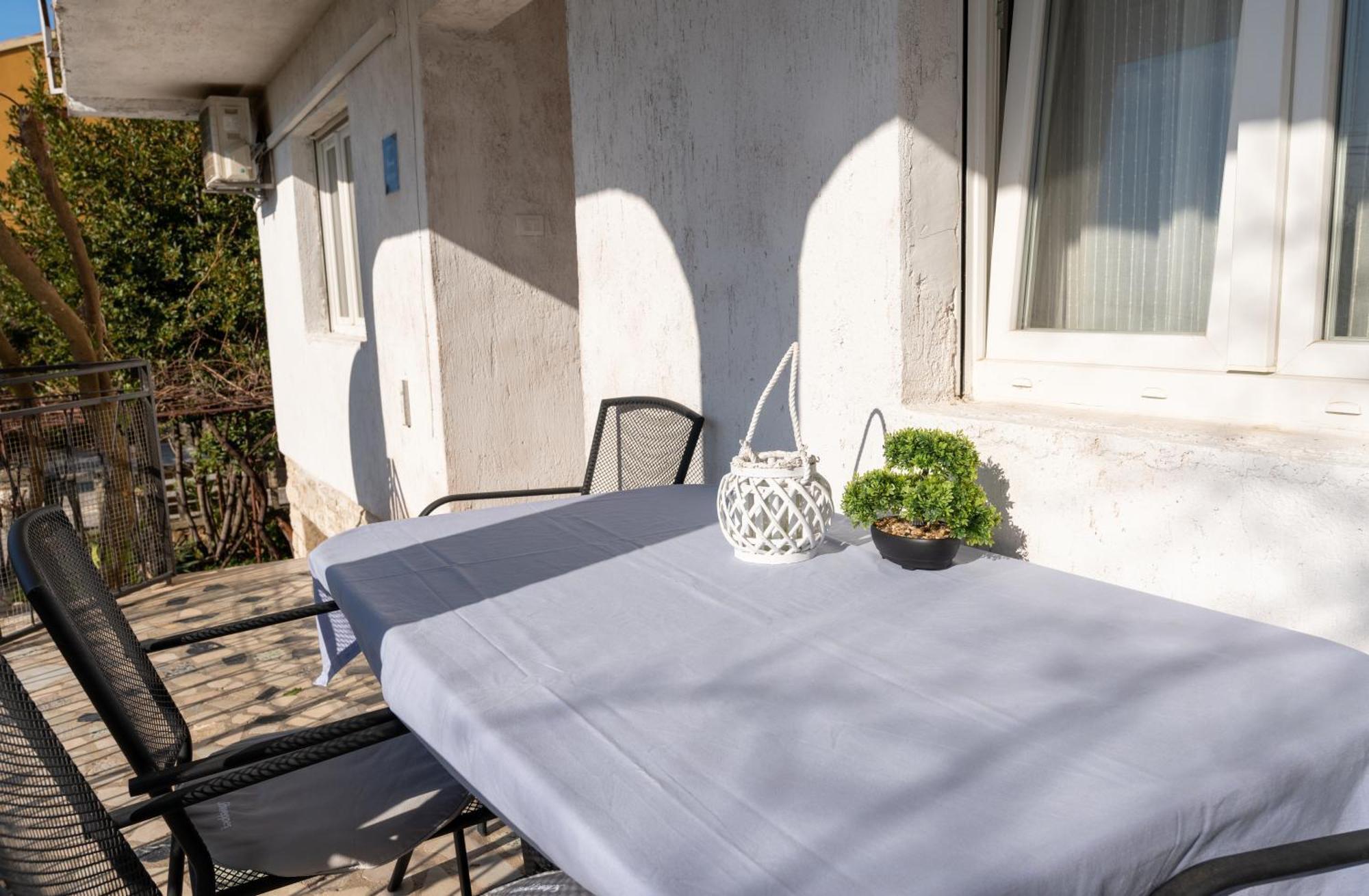 Two-Bedroom Apartment Rea In Ровінь Екстер'єр фото