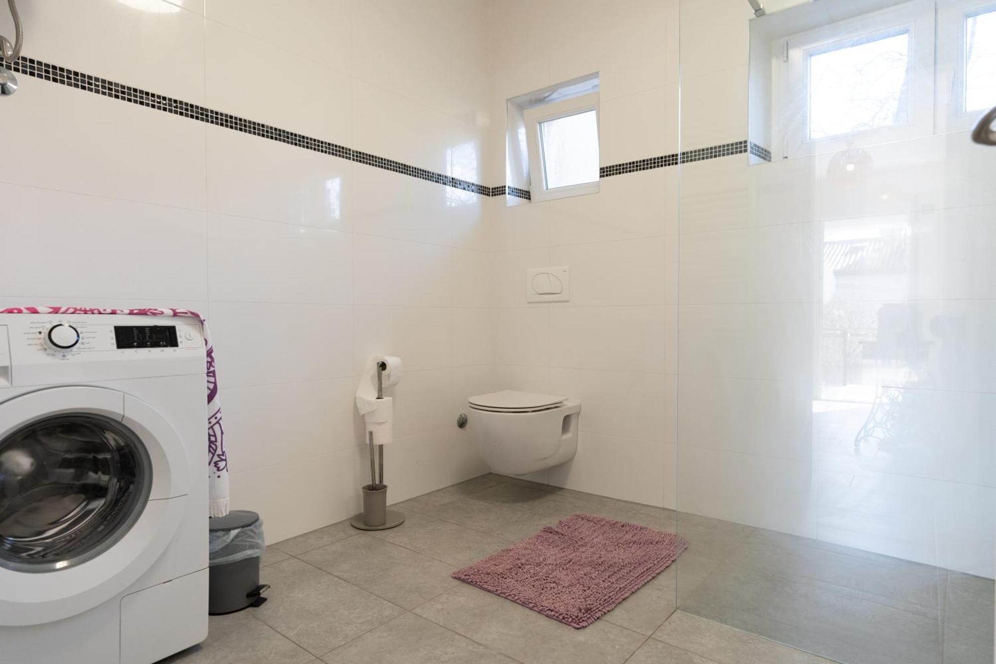 Two-Bedroom Apartment Rea In Ровінь Екстер'єр фото
